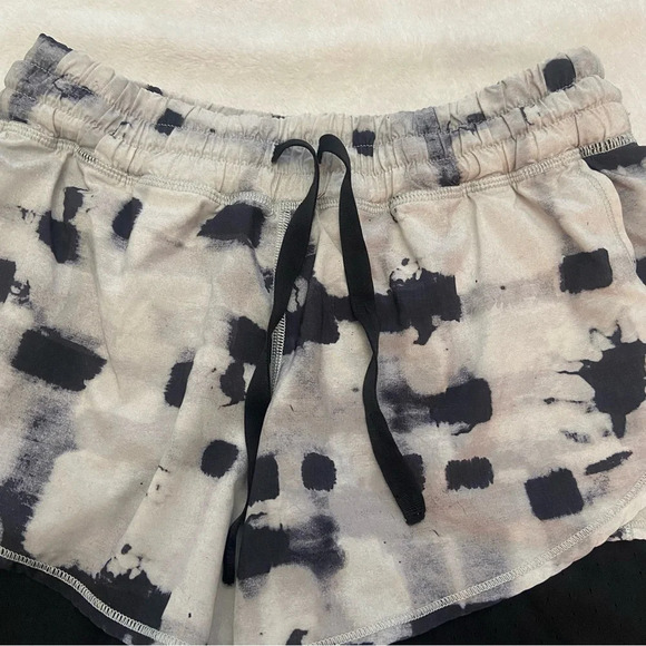 Lululemon hot to street short ghost weave white layered mesh 28722 - Picture 9 of 13